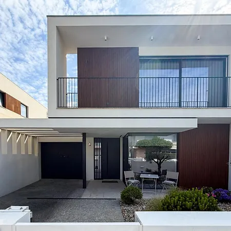 Beachside House Near Porto With Garden