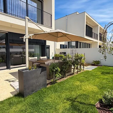 Beachside House Near Porto With Garden